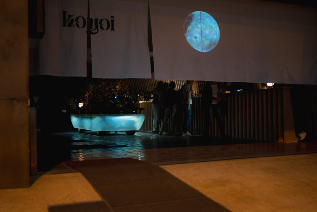 暖簾「KOYOI」と映し出された満月